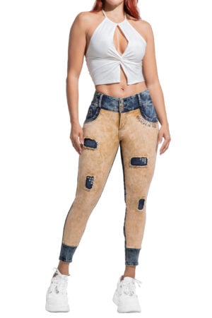 JEANS LEVANTACOLA AZUL MEDIO CON CORTES EN COLOR OCRE AMBIENTADO CON PEDRERIA BOTA SKINNY- 64483