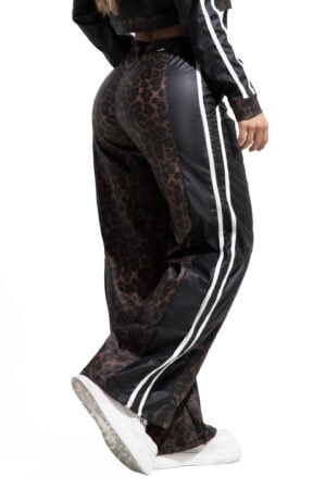 JEANS COLOR CAFE EFECTO CUERO ANIMAL PRINT BOTA ANCHA  – 64430