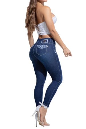 JEANS LEVANTACOLA AZUL OSCURO CON BOLSILLOS BORDADOS AMBIENTADOS CON PEDRERIA BOTA SKINNY – 80813