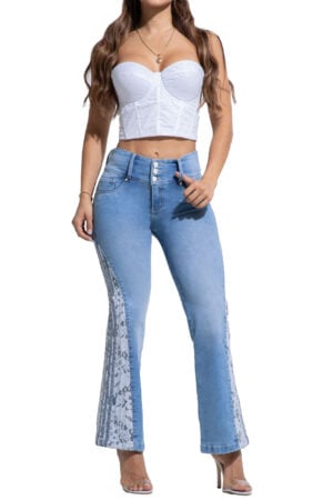 JEANS LEVANTA COLA AZUL CLARO BOTA ANCHA CON ENCAJE AMBIENTADO CON PEDRERIA – 71358