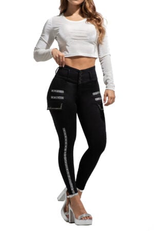 JEANS LEVANTA COLA NEGRO CON CORTES AMBIENTADO CON PEDRERÍA BOTA SKINNY – 713221
