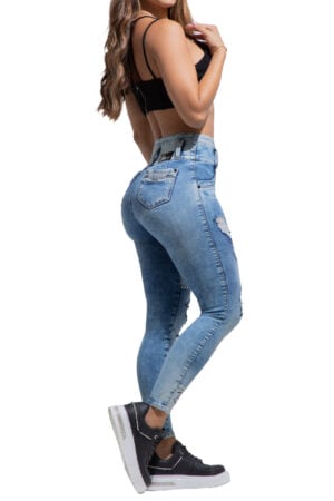 JEANS LEVANTACOLA AZUL MEDIO CLARO CON CORTES Y DESTROYED AMBIENTADO CON PEDRERIA BOTA SKINNY – 64530